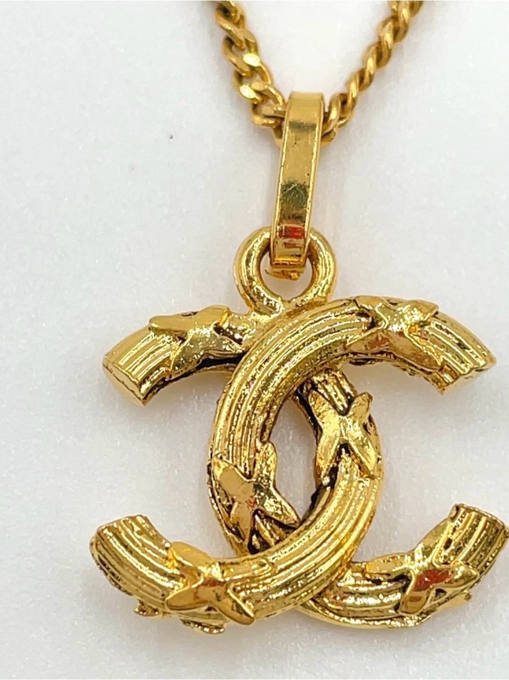 Chanel X Textured 24k gold Plated CC Logo Necklace W/Chanel Box -EUC - Picture 6 of 10